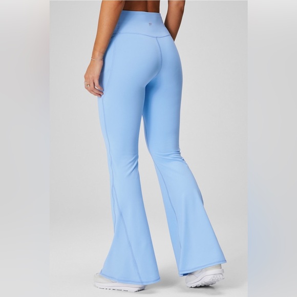 Fabletics PureLuxe | HIGH-WAISTED CROSSOVER
FLARE-SHORT | M/8 | BLUE BELL - Picture 3 of 5